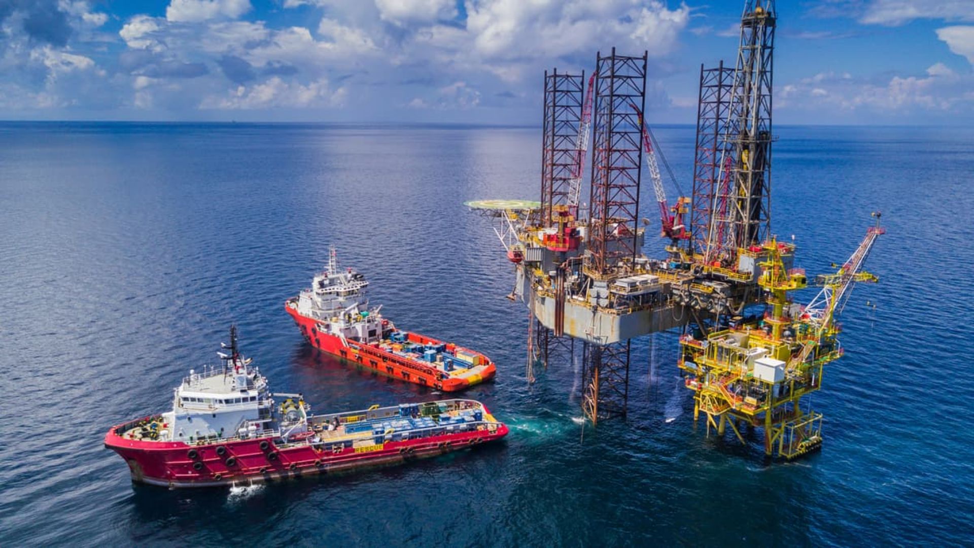 What are the essential steps for effective offshore equipment repair and maintenance